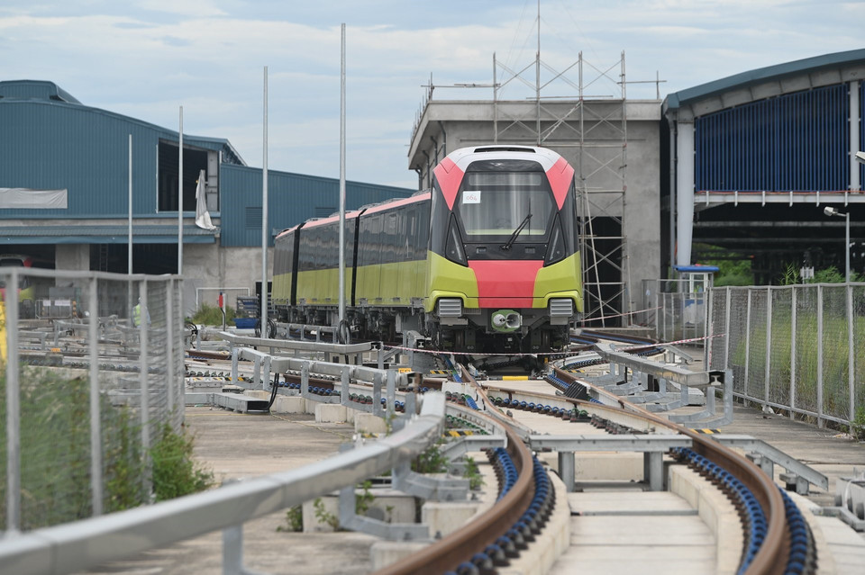 Tàu bắt đầu khởi động chạy từ Depot. (Ảnh: TTXVN)