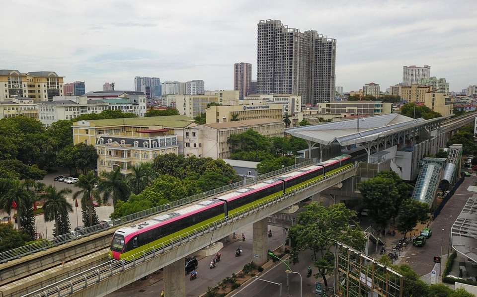 Đoàn tàu chạy dọc tuyến đường Xuân Thủy. (Ảnh: Thành Đạt/TTXVN)
