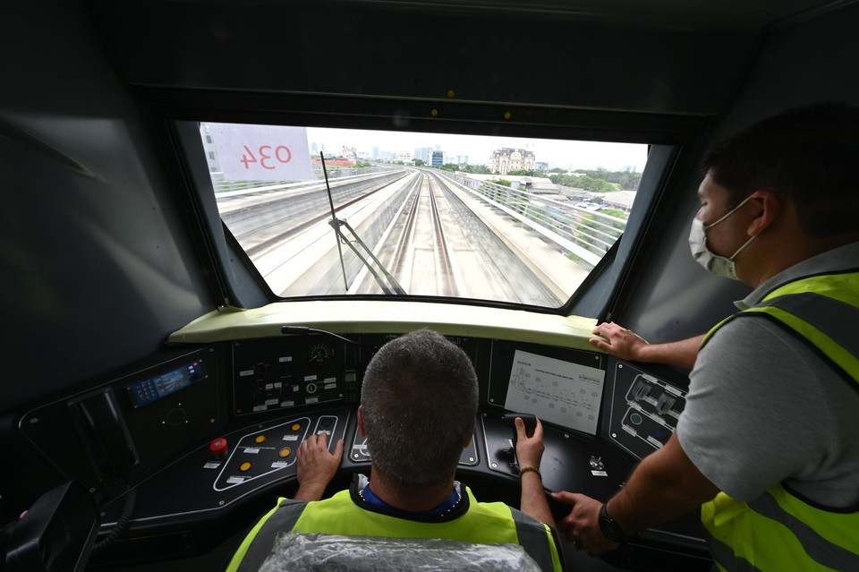 Các kỹ sư vận hành chạy thử nghiệm. (Ảnh: TTXVN)