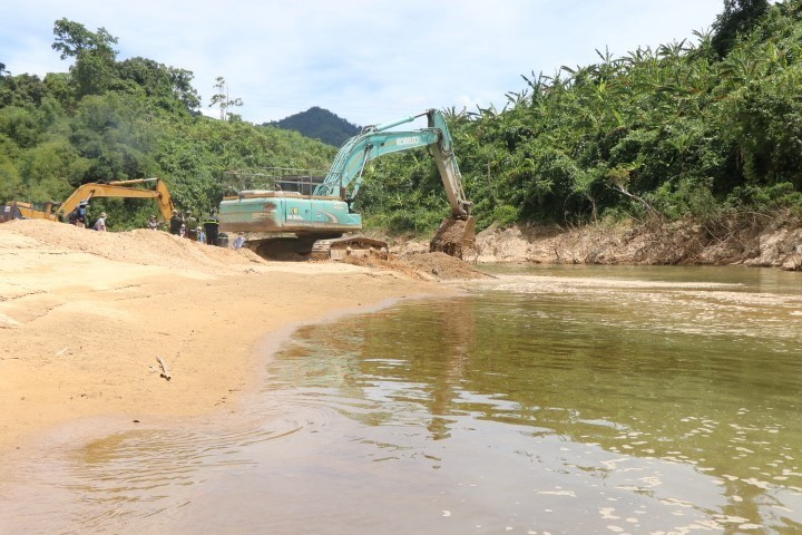 Hiện trường tìm kiếm tại bãi bồi gần Ngã ba Tam Dần. (Ảnh: Đỗ Trưởng/TTXVN)