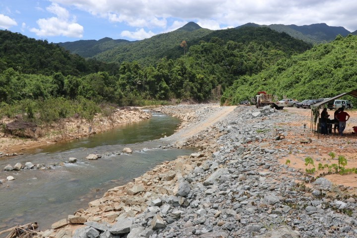 Hiện trường tìm kiếm tại bãi bồi gần Ngã ba Tam Dần. (Ảnh: Đỗ Trưởng/TTXVN)