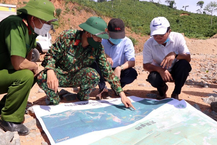 Lãnh đạo tỉnh Thừa Thiên-Huế trao đổi phương án tìm kiếm. (Ảnh: Đỗ Trưởng/TTXVN)