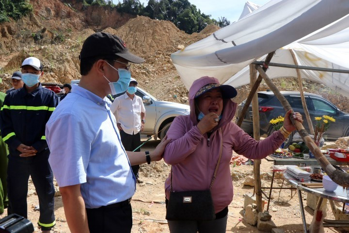 Phó chủ tịch UBND tỉnh Thừa Thiên-Huế Hoàng Hải Minh động viên tinh thần thân nhân nạn nhân tại hiện trường. (Ảnh: Đỗ Trưởng/TTXVN)