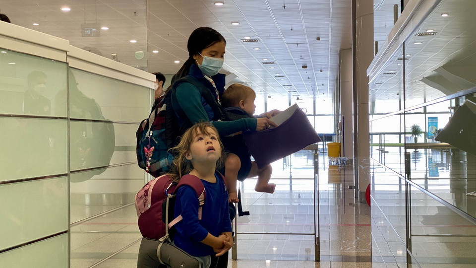 Khách quốc tế đến Hà Nội trong ngày đầu mở cửa đón khách du lịch. (Ảnh: TTXVN)