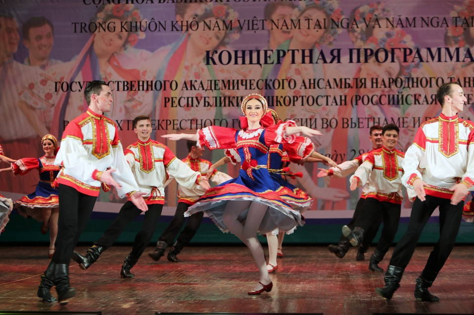 Tiết mục biểu diễn của Đoàn múa dân gian Fayzi Gaskrov tại chương trình. (Ảnh: Thành Đạt/TTXVN)