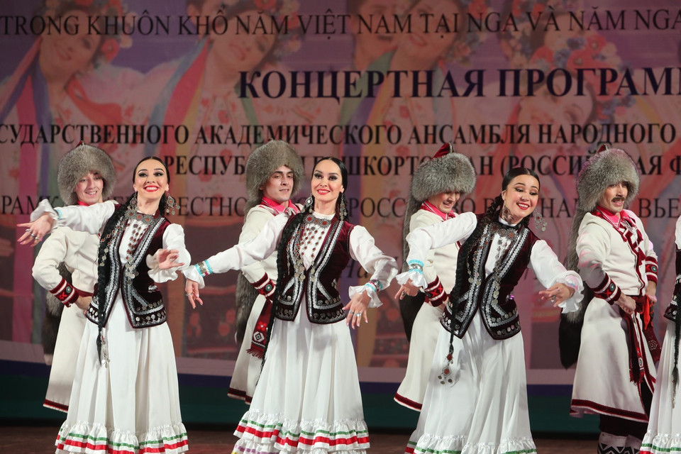 Tiết mục biểu diễn của Đoàn múa dân gian Fayzi Gaskrov tại chương trình. (Ảnh: Thành Đạt/TTXVN)