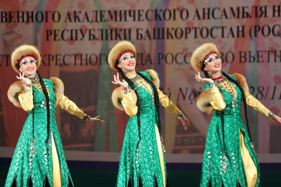 Tiết mục biểu diễn của Đoàn múa dân gian Fayzi Gaskrov tại chương trình. (Ảnh: Thành Đạt/TTXVN)