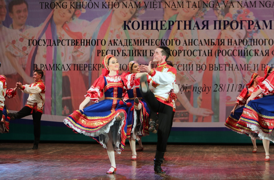 Tiết mục biểu diễn của Đoàn múa dân gian Fayzi Gaskrov tại chương trình. (Ảnh: Thành Đạt/TTXVN)