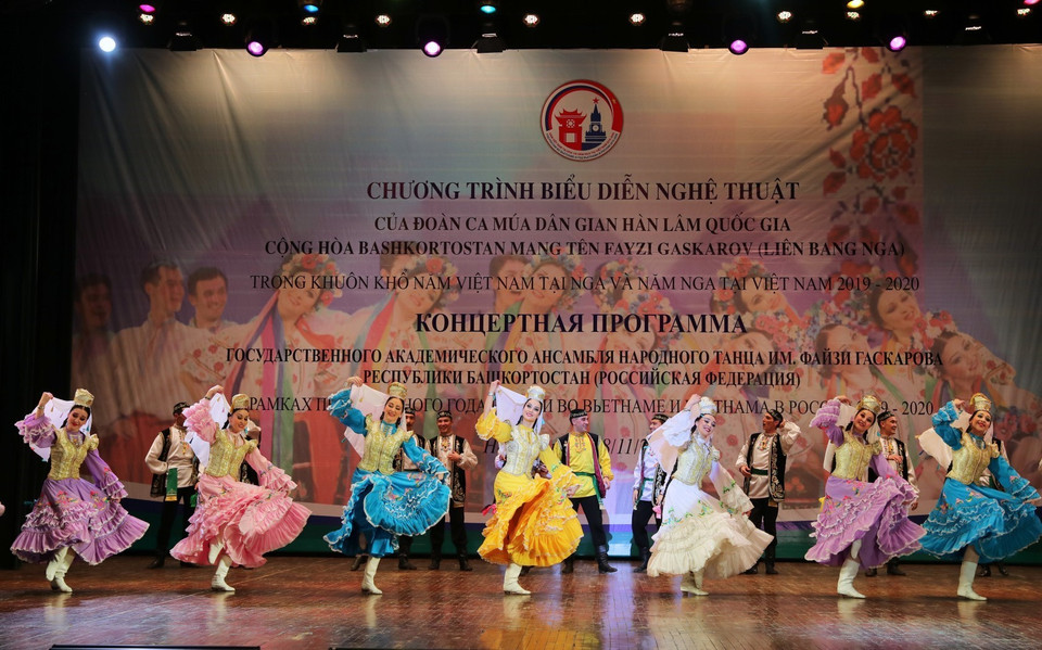 Tiết mục biểu diễn của Đoàn múa dân gian Fayzi Gaskrov tại chương trình. (Ảnh: Thành Đạt/TTXVN)