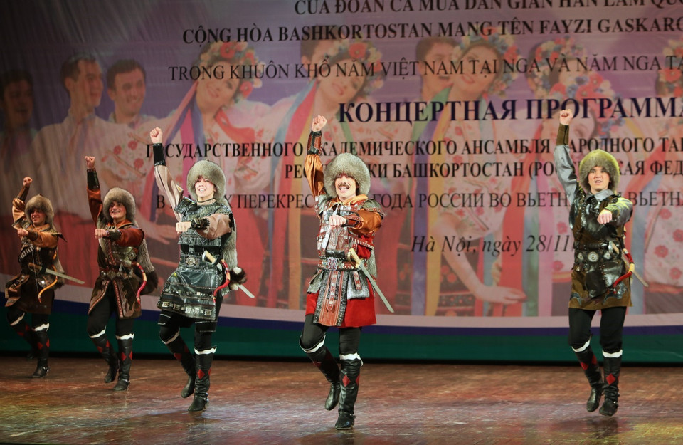 Tiết mục biểu diễn của Đoàn múa dân gian Fayzi Gaskrov tại chương trình. (Ảnh: Thành Đạt/TTXVN)