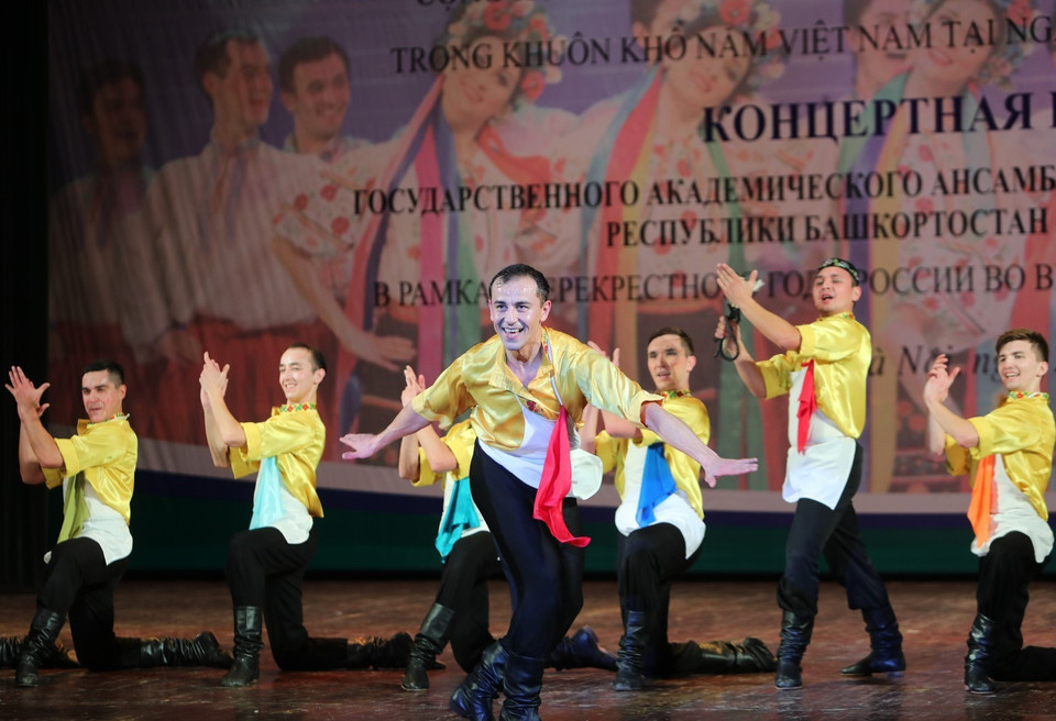 Tiết mục biểu diễn của Đoàn múa dân gian Fayzi Gaskrov tại chương trình. (Ảnh: Thành Đạt/TTXVN)