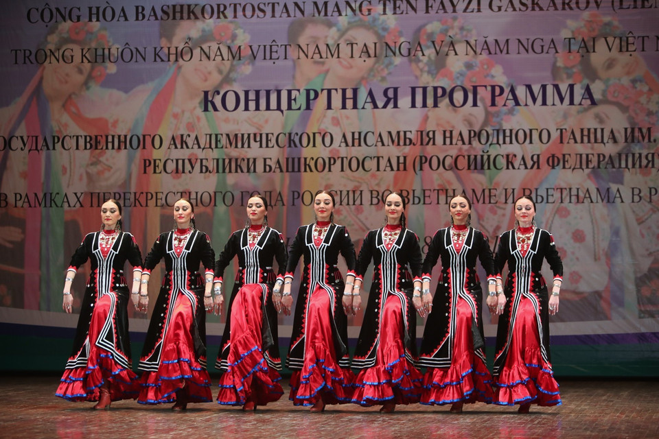 Tiết mục biểu diễn của Đoàn múa dân gian Fayzi Gaskrov tại chương trình. (Ảnh: Thành Đạt/TTXVN)