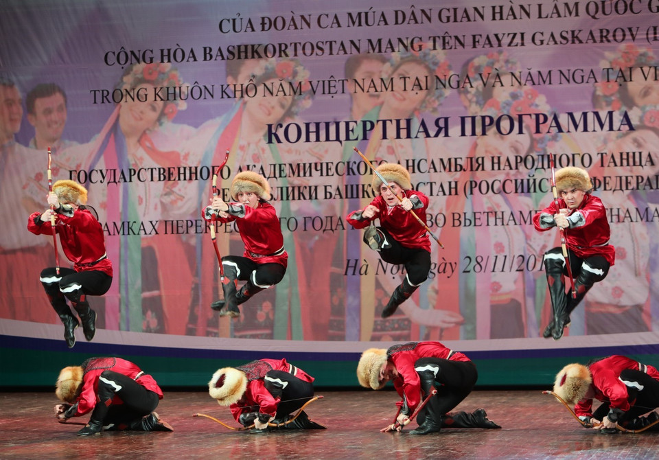 Tiết mục biểu diễn của Đoàn múa dân gian Fayzi Gaskrov tại chương trình. (Ảnh: Thành Đạt/TTXVN)