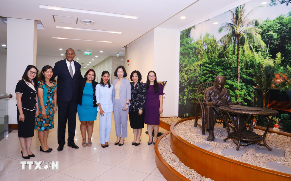 Tổng Giám đốc Thông tấn xã Việt Nam Vũ Việt Trang, Phó Tổng Biên tập báo Granma (Cuba) Arlin Alberty Loforte và các đại biểu chụp ảnh chung bên bức tượng Chủ tịch Hồ Chí Minh. (Ảnh: Văn Điệp/TTXVN)