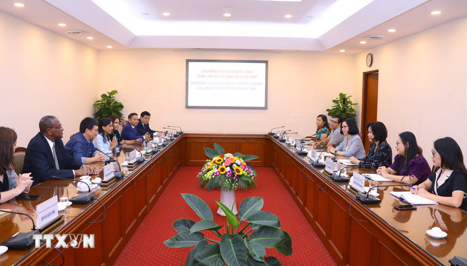 Quang cảnh buổi làm việc giữa Tổng Giám đốc TTXVN với đoàn báo Granma (Cuba). (Ảnh: Văn Điệp/TTXVN)