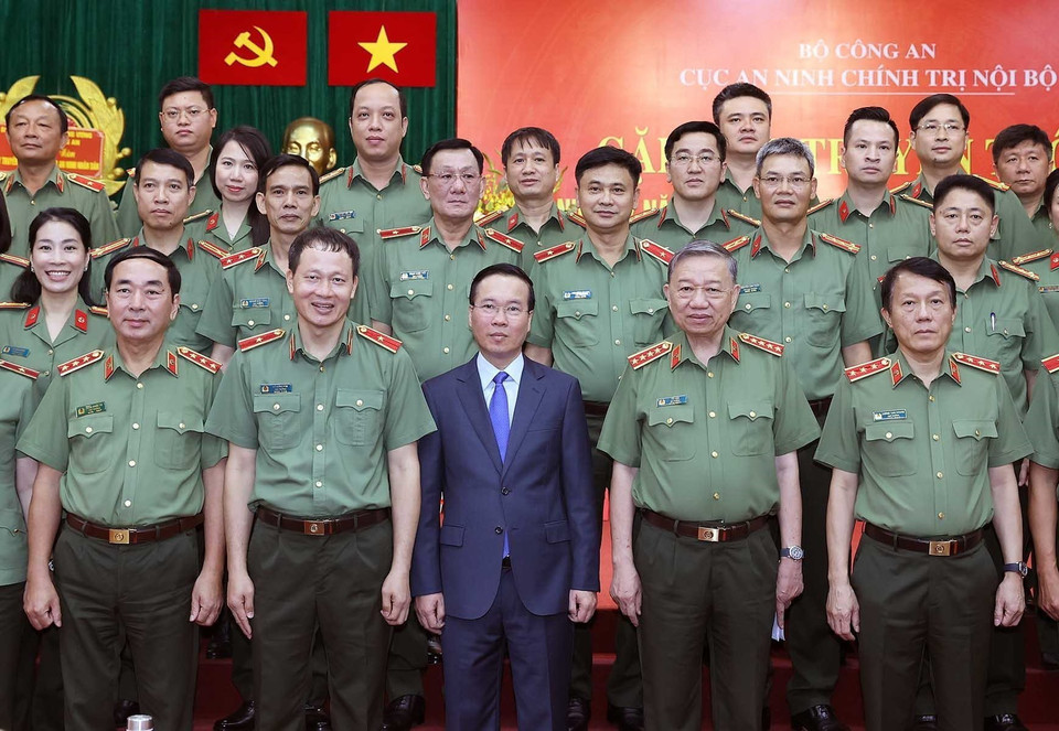 Chủ tịch nước Võ Văn Thưởng cùng lãnh đạo Bộ Công an với cán bộ, chiến sỹ Cục An ninh chính trị nội bộ. (Ảnh: Thống Nhất/TTXVN)