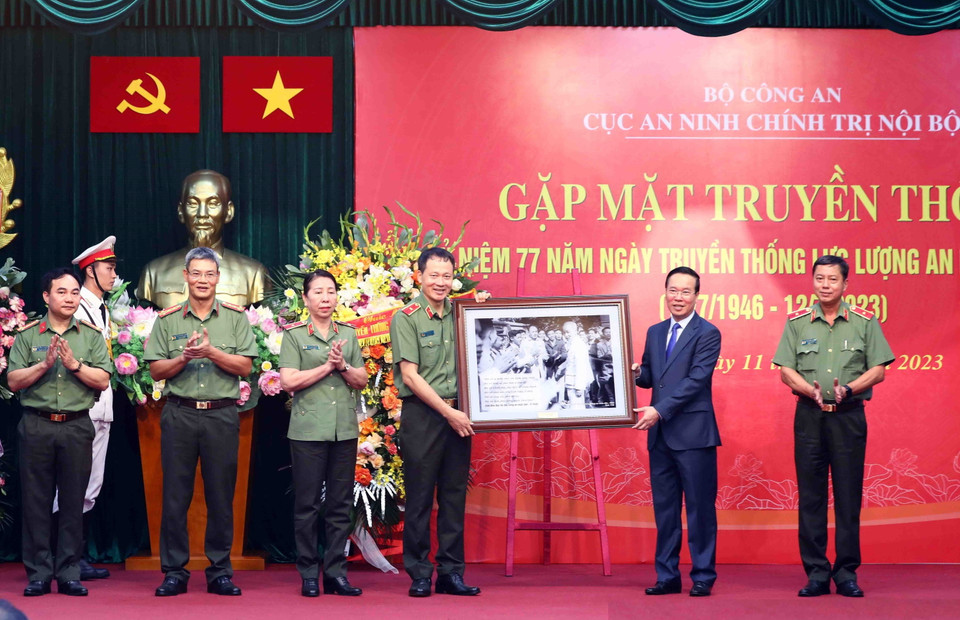 Chủ tịch nước Võ Văn Thưởng tặng bức ảnh Bác Hồ với cán bộ, chiến sỹ Công an Nhân dân cho Cục An ninh chính trị nội bộ. (Ảnh: Phạm Kiên/TTXVN)