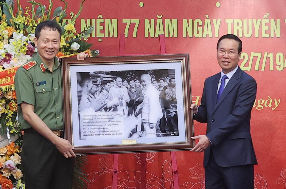 Chủ tịch nước Võ Văn Thưởng tặng bức ảnh Bác Hồ với cán bộ, chiến sỹ Công an Nhân dân cho Cục An ninh chính trị nội bộ. (Ảnh: Thống Nhất/TTXVN)