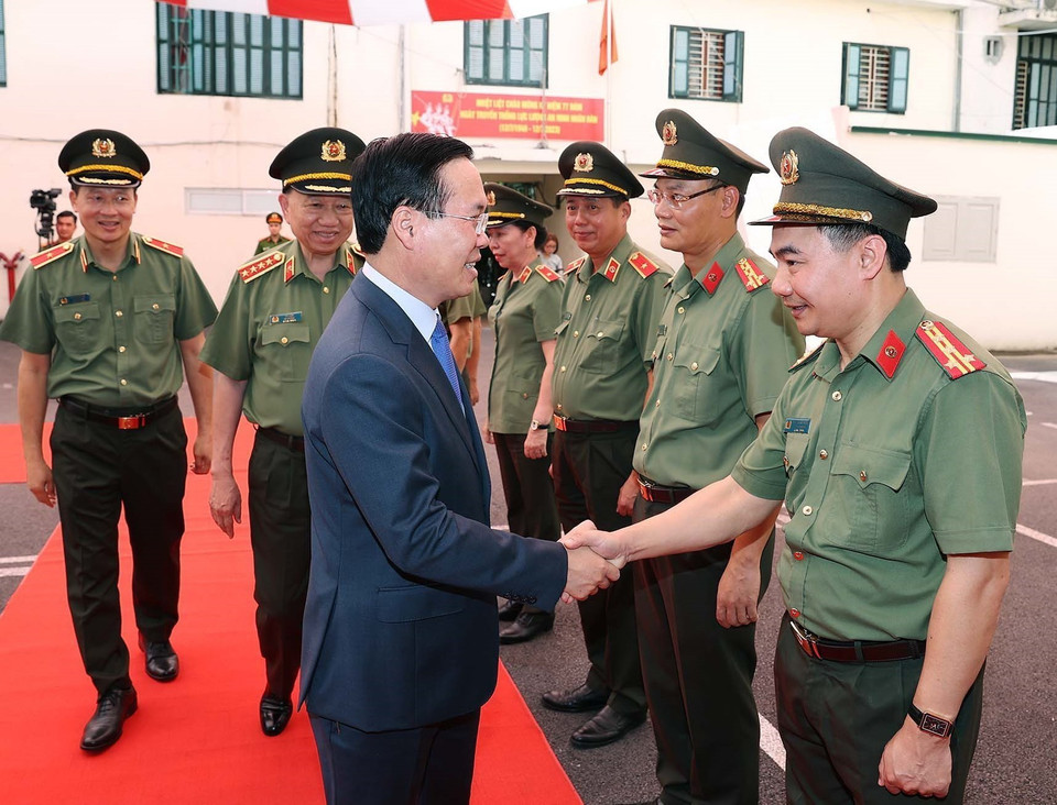 Chủ tịch nước Võ Văn Thưởng với lãnh đạo Cục An ninh chính trị nội bộ. (Ảnh: Thống Nhất/TTXVN)