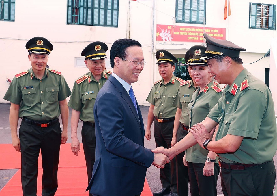Chủ tịch nước Võ Văn Thưởng với lãnh đạo Cục An ninh chính trị nội bộ. (Ảnh: Thống Nhất/TTXVN)