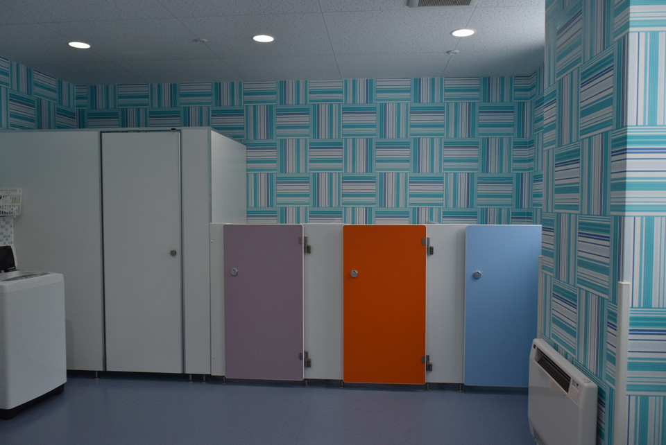 Khu vực vệ sinh cho các bé được thiết kế và trang trí vui mắt. (Ảnh: Nguyễn Tuyến-Gia Quân/Vietnam+)