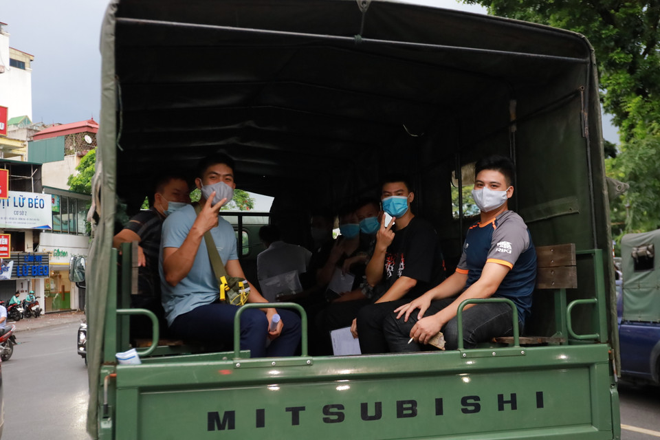 Các sỹ tử thuộc lực lượng công an, nghĩa vụ quân sự ra về trong vui vẻ sau khi hoàn thành buổi thi tốt nghiệp THPT đầu tiên. (Minh Hiếu/Vietnam+)