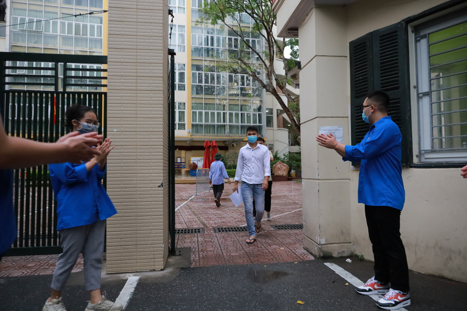 Thí sinh đầu tiên hoàn thành và bước ra khỏi điểm thi THPT Kim Liên (quận Đống Đa, Hà Nội). (Minh Hiếu/Vietnam+)