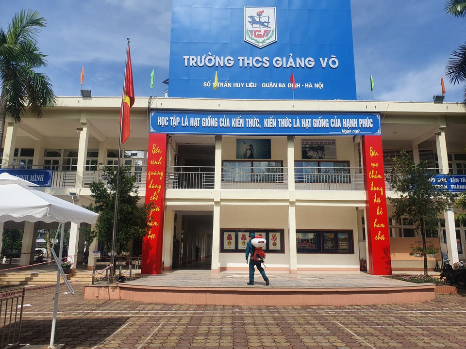 Khử khuẩn tại điểm thi trường THCS Giảng Võ, quận Ba Đình. (Ảnh: PV/Vietnam+)