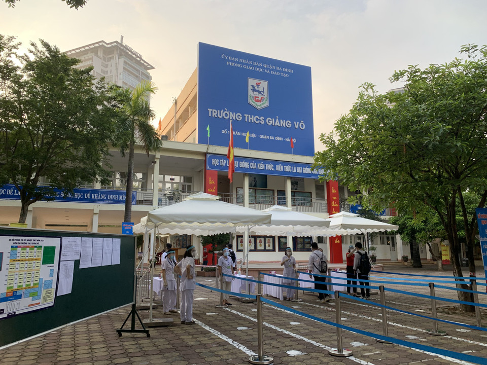 Sau ngày làm thủ tục 6/7, các điểm chờ cũng được phun khử khuẩn như các điểm thi. (Ảnh: PV/Vietnam+)