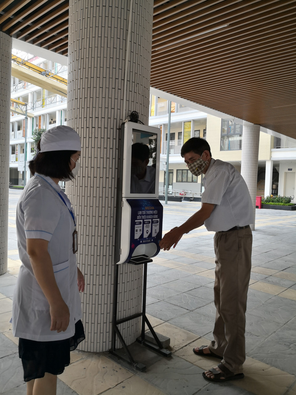 Nhà trường bố trí các buồng rửa tay sát khuẩn tự động. (Ảnh: PV/Vietnam+)