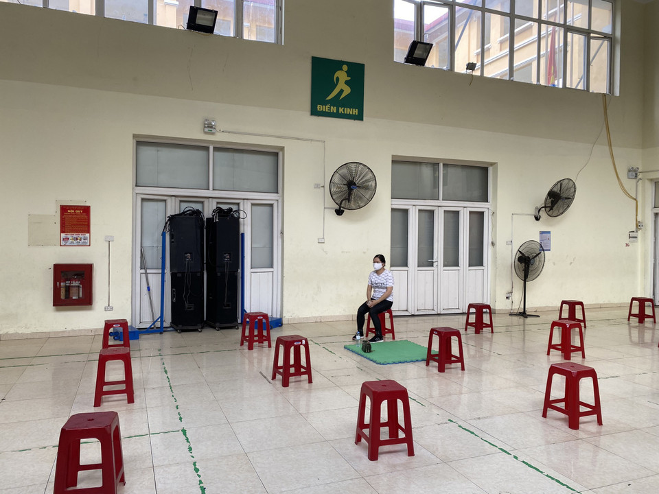 Giãn cách chỗ ngồi cho các phụ huynh. (Ảnh: PV/Vietnam+)