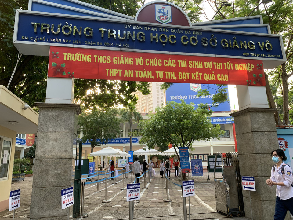 Tại điểm thi Trường THCS Giảng Võ (quận Ba Đình, Hà Nội) nhà trường kẻ bốn lối đi, vẽ mũi tên phân luồng để tiết kiệm thời gian kiểm tra sức khỏe cho thí sinh. (Ảnh: PV/Vietnam+)