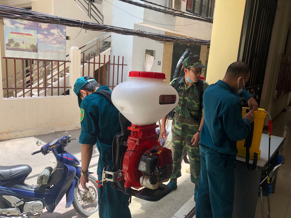 Tất cả các phòng thi đều được phun khử khuẩn 100% bằng dung dịch khử khuẩn Cloramin B. (Ảnh: PV/Vietnam+)