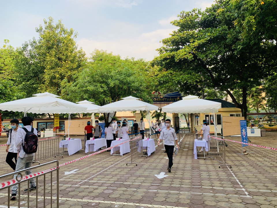 UBND thành phố Hà Nội yêu cầu các đơn vị phải tiến hành phun khử khuẩn toàn bộ địa điểm tổ chức tuyển sinh, chuẩn bị vật tư, cơ số thuốc, trang thiết bị thiết yếu theo đúng quy định. Đặc biệt, phải chuẩn bị tối thiểu 1 phòng thi dự phòng, 1 phòng cách ly để sử dụng trong tình huống phát hiện trường hợp có biểu hiện sốt, ho, khó thở hoặc những bất thường khác. (Ảnh: PV/Vietnam+)