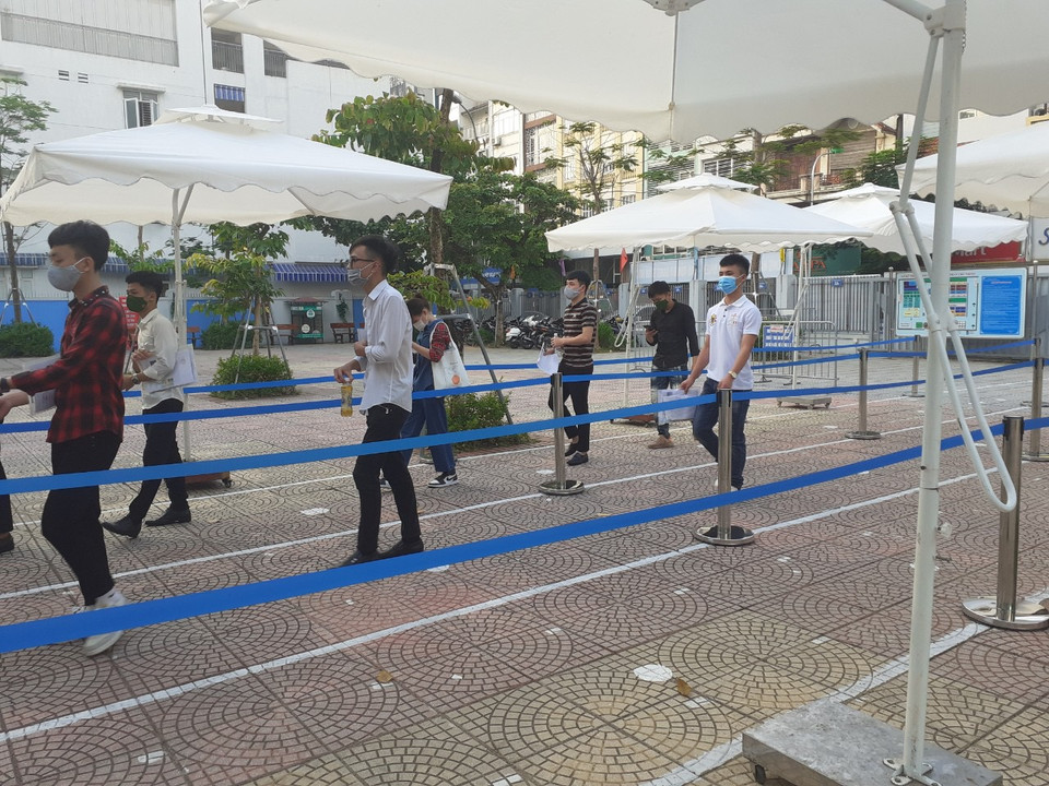 Các thí sinh đều phải giữ khoảng cách tối thiểu 2m khi vào địa điểm thi. (Ảnh: PV/Vietnam+)