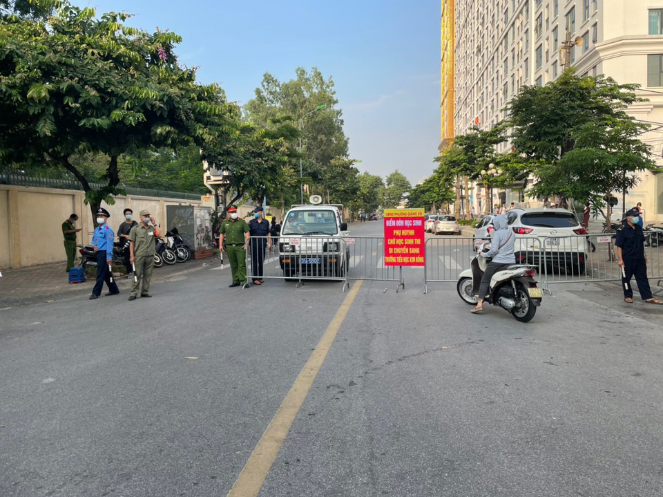 Lập rào chắn để hạn chế phương tiện đi lại quanh khu vực điểm thi. (Ảnh: PV/Vietnam+)