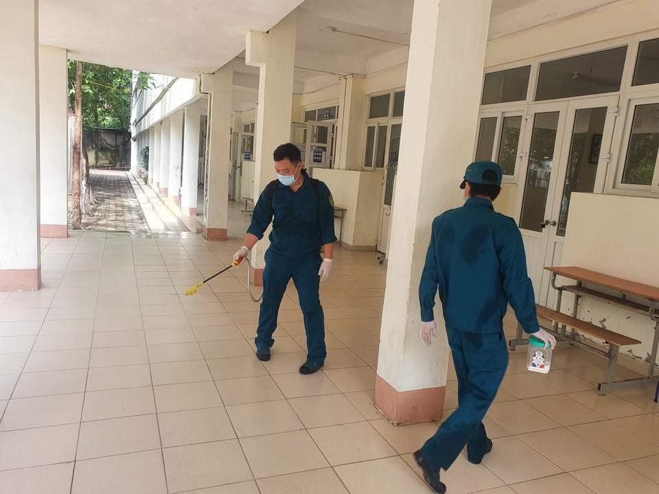 Toàn bộ lối đi, hành lang, cầu thang dẫn đến các phòng thi đều được phun khử khuẩn kỹ lưỡng bảo đảm an toàn phòng, chống dịch cho các thí sinh dự thi. (Ảnh: PV/Vietnam+)