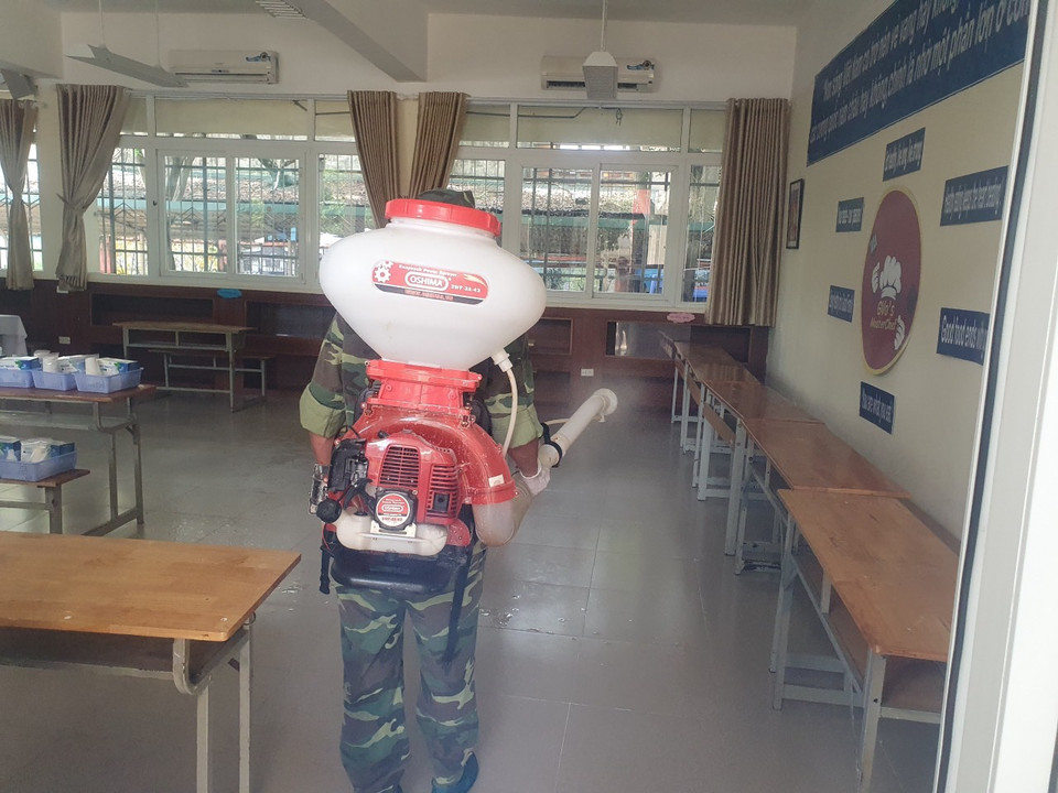 Không chỉ riêng điểm thi tại THPT Phan Đình Phùng, các điểm thi tại quận Ba Đình cũng đồng loạt khử khuẩn. (Ảnh: PV/Vietnam+)