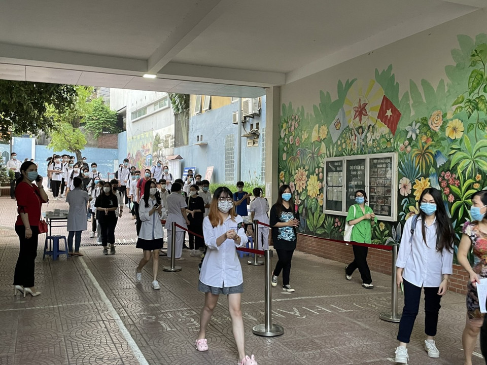 Sáng nay (7/7), hơn 101 nghìn thí sinh Hà Nội bước vào ngày thi tốt nghiệp THPT đầu tiên. Để đảm bảo đảm an toàn phòng, chống dịch COVID-19 tại các địa điểm tổ chức thi, các biện phòng chống dịch đã được tổ chức chặt chẽ và bài bản. (Ảnh: PV/Vietnam+)