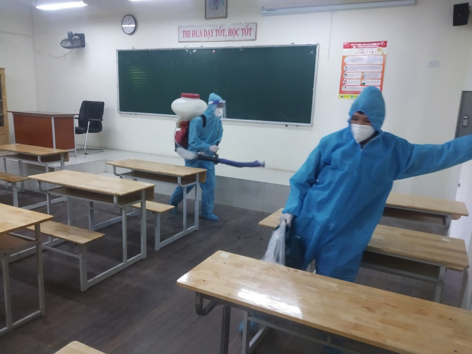 Tại các điểm thi đều bố trí phòng thi thông thoáng, bảo đảm giãn cách an toàn cho thí sinh; không sử dụng điều hòa, mở cửa sổ các phòng thi bảo đảm lưu thông không khí; đánh dấu vị trí đứng của thí sinh và cán bộ coi thi, bảo đảm khoảng cách để làm thủ tục vào phòng thi. (Ảnh: PV/Vietnam+)