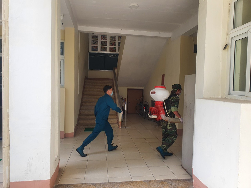 Công tác phun khử khuẩn phòng, chống dịch tại các phòng thi đã đảm bảo 100% sẵn sàng cho kỳ thi. (Ảnh: PV/Vietnam+)