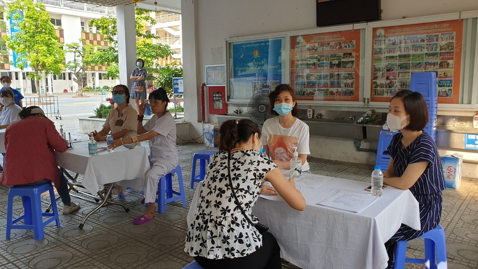 Phụ huynh tại các điểm chờ cũng được yêu cầu khai báo y tế. (Ảnh: PV/Vietnam+)