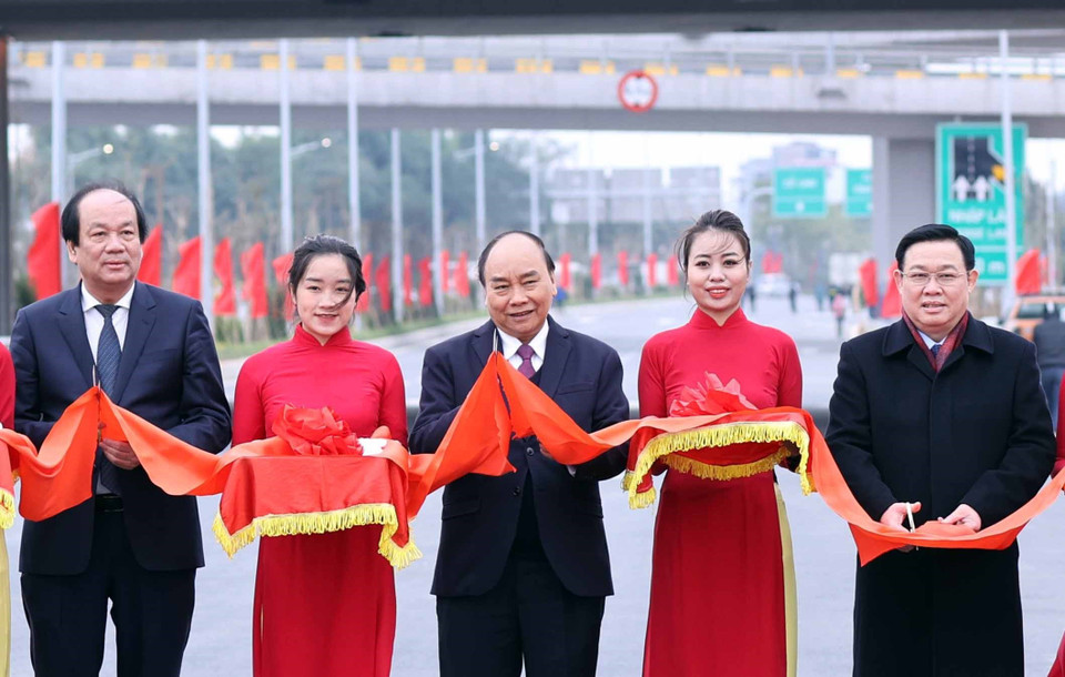 Thủ tướng Nguyễn Xuân Phúc, Bí thư Thành ủy Hà Nội Vương Đình Huệ và Bộ trưởng, Chủ nhiệm Văn phòng Chính phủ Mai Tiến Dũng cắt băng khánh thành công trình. (Ảnh: Thống Nhất/TTXVN)