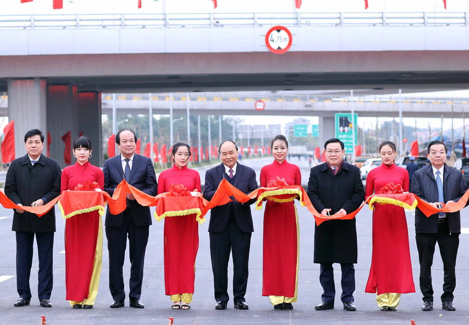 Thủ tướng Nguyễn Xuân Phúc cùng lãnh đạo Thành phố Hà Nội, Văn phòng Chính phủ, Bộ Giao thông vận tải cắt băng khánh thành công trình. (Ảnh: Thống Nhất/TTXVN)