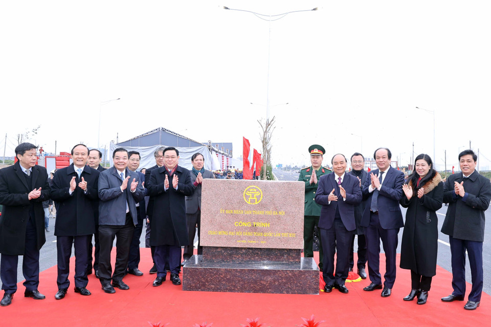 Thủ tướng Nguyễn Xuân Phúc và lãnh đạo thành phố Hà Nội, Văn phòng Chính phủ, Bộ Giao thông vận tải thực hiện nghi thức gắn biển "Công trình chào mừng Đại hội Đảng toàn quốc lần thứ XIII". (Ảnh: Thống Nhất/TTXVN)