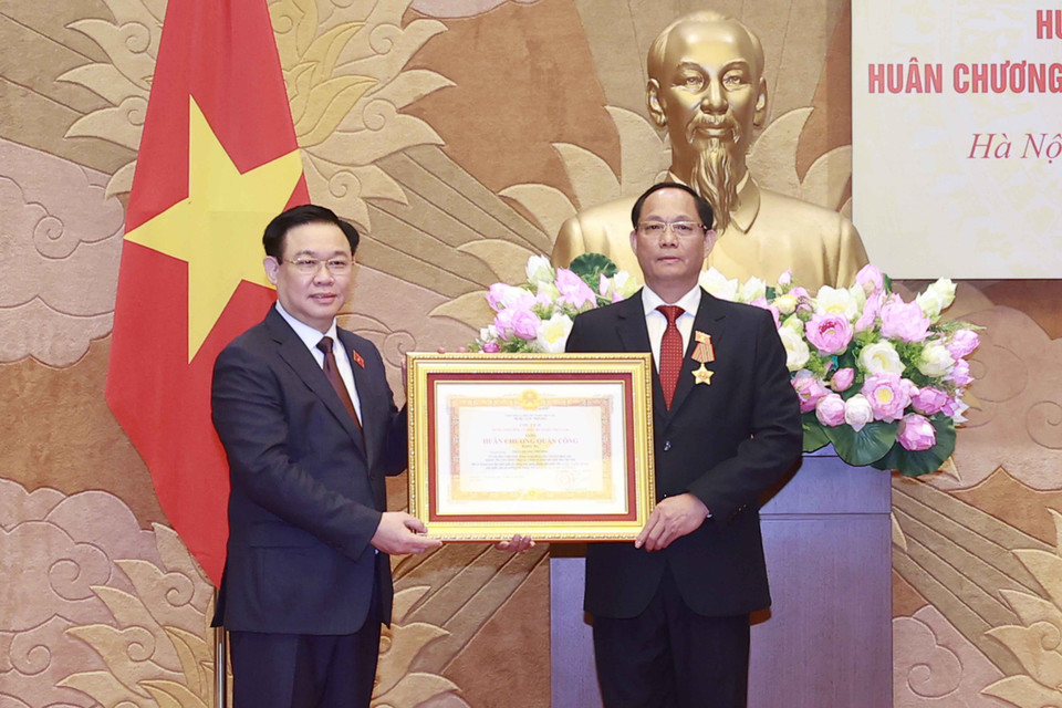 Chủ tịch Quốc hội Vương Đình Huệ trao Huân chương Quân công hạng Ba cho Phó Chủ tịch Quốc hội Trần Quang Phương. (Ảnh: Doãn Tấn/TTXVN)