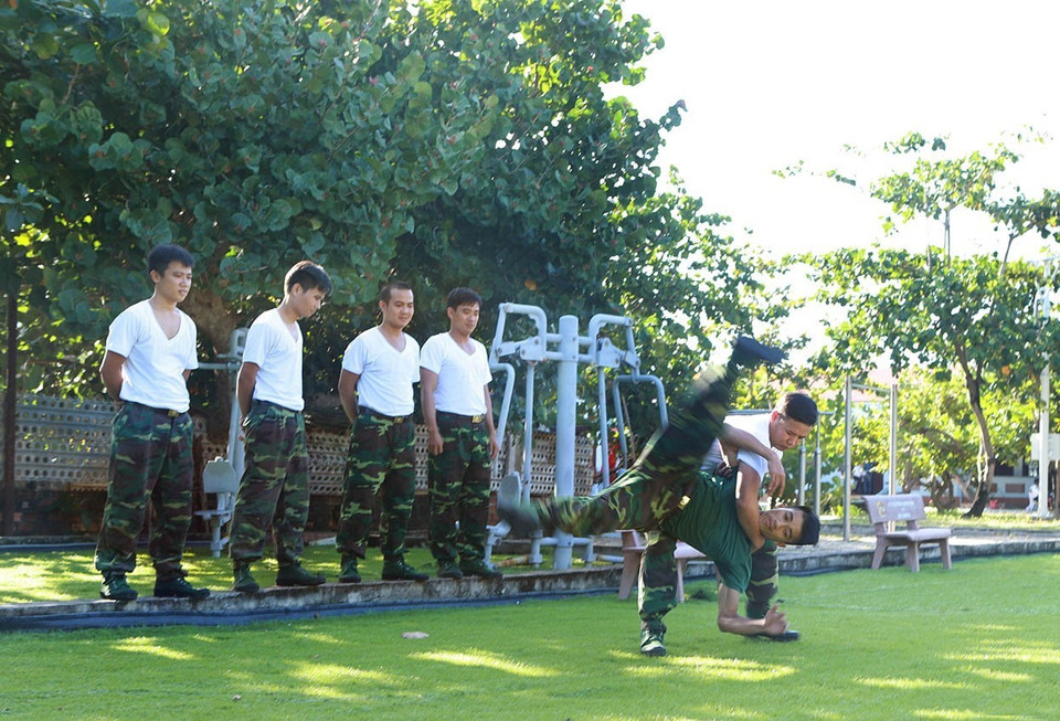 Một đòn thế võ thuật quật ngã đối thủ được các chiến sĩ luyện tập thuần thục. (Ảnh: Hoàng Hùng/TTXVN)