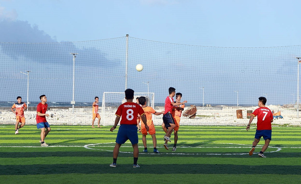  Bóng đá là môn thể thao được các chiến sĩ đảo Trường Sa Lớn ưa thích, đồng thời cũng là bài tập thể lực thể hiện sức bền và sự dẻo dai. (Ảnh: Hoàng Hùng/TTXVN)