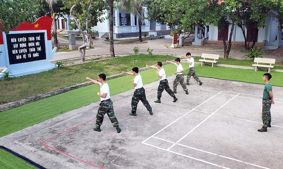 Chiến sĩ đảo Trường Sa Lớn luyện tập võ thuật. (Ảnh: Hoàng Hùng/TTXVN)