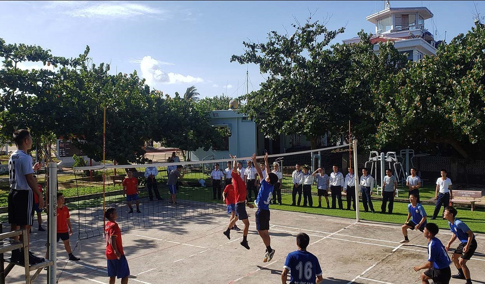 Thi đấu bóng chuyền giúp nâng cao thể lực người chiến sĩ đảo Trường Sa. (Ảnh: Hoàng Hùng/TTXVN)